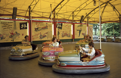 852376 Afbeelding van de botsautootjes van de speeltuin bij het café-restaurant De Pyramide van Austerlitz (Zeisterweg ...